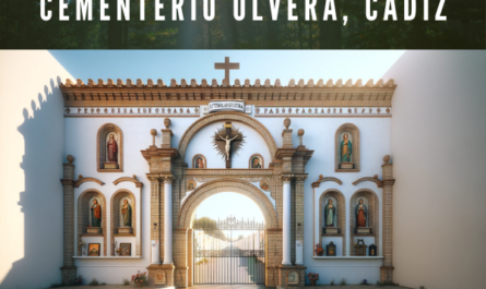 Una imagen hiperrealista y amplia del Cementerio de Olvera en Cádiz, muy parecida a la real. La entrada debe presentar una pared blanca con un arco central enmarcado por un contorno de ladrillo, una verja de hierro e iconos religiosos expuestos a ambos lados de la verja. Sobre el arco debe haber una cruz cristiana. La calidad fotorrealista debe captar el juego de luces y sombras sobre las superficies, con el mismo cielo despejado y la sensación de un día tranquilo y soleado. https://www.cementerio.info/