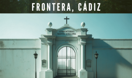 Imagen horizontal hiperrealista de la entrada de un edificio ficticio inspirada en la foto del Cementerio Santa Catalina de Conil de la Frontera, Cádiz. La escena debe presentar una fachada sencilla y austera con un muro blanco que rodea el perímetro del cementerio. La entrada está marcada por un amplio arco rematado por una sencilla cruz cristiana. La puerta está formada por barrotes metálicos que permiten una visibilidad parcial del interior. A cada lado de la entrada, debe haber faroles montados en la pared que presumiblemente iluminen la entrada por la noche. En la pared situada a la derecha del arco debe haber un cartel bien visible que diga en letras oscuras sobre un fondo similar a "Cementerio Sta. Catalina". El suelo frente a la entrada debe mostrar marcas de desgaste y una rampa de acceso, captando una escena diurna bajo un cielo despejado. El diseño general debe transmitir una atmósfera tranquila y respetuosa. https://www.cementerio.info/