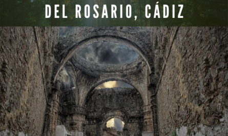 Imagen horizontal hiperrealista del cementerio de Villaluenga del Rosario en Cádiz, España. La escena debe captar el encanto único de este lugar histórico, enclavado en las pintorescas montañas del Parque Natural de la Sierra de Grazalema. El cementerio destaca por su serena belleza, con una arquitectura tradicional española de muros encalados, puertas de hierro ornamentadas y una gran variedad de flores de colores adornando las tumbas. El telón de fondo debe incluir el dramático paisaje de las montañas circundantes, bajo un cielo azul claro, mostrando la belleza natural y la tranquilidad de este lugar de descanso final. https://www.cementerio.info/