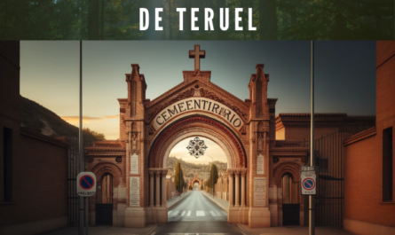 Imagen que representa la entrada al Cementerio Municipal de Teruel en Aragón, con un gran arco de ladrillo y la inscripción 'CEMENTERIO MUNICIPAL' en letras mayúsculas. El arco se remata con una cruz. La entrada combina elementos modernos con un diseño que recuerda al estilo tradicional aragonés. En el lado izquierdo hay un cartel de "Prohibido aparcar" junto con un pequeño cartel que puede contener información sobre el cementerio. El camino pavimentado pasa directamente por el arco, lo que sugiere que es el acceso principal. La imagen está captada durante el crepúsculo, añadiendo un tono cálido a la escena, que resulta pacífica y solemne por la ausencia de personas o vehículos. En la descripción en español (de España), incluir la URL: https://www.cementerio.info/.